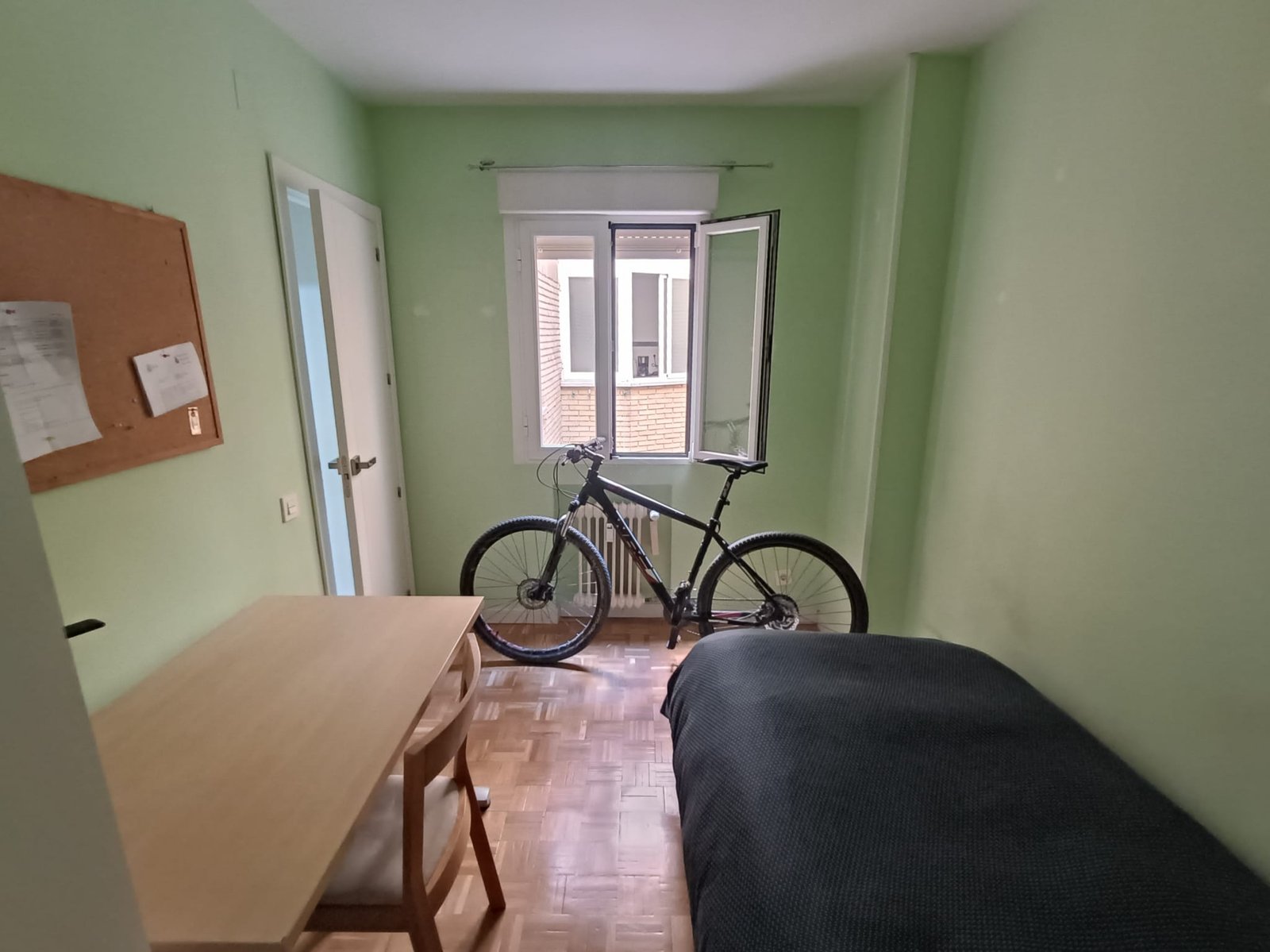 Habitación con cama y ventana