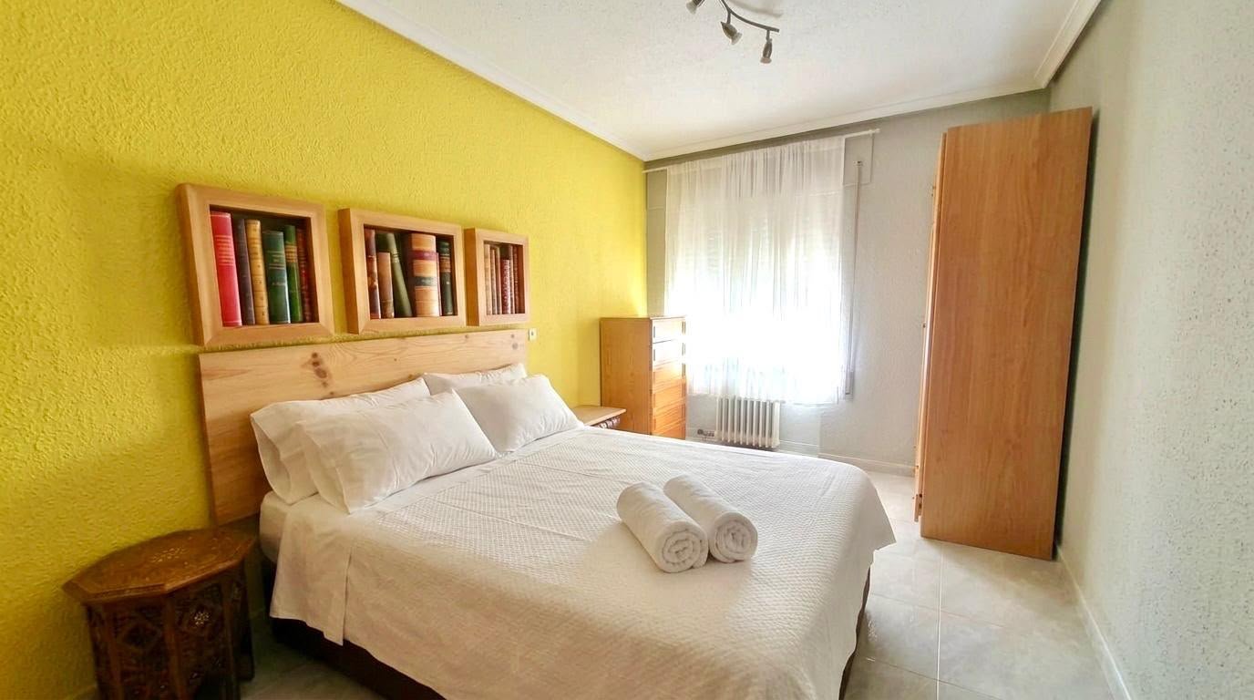 Habitación amueblada con cama de matrimonio y armario