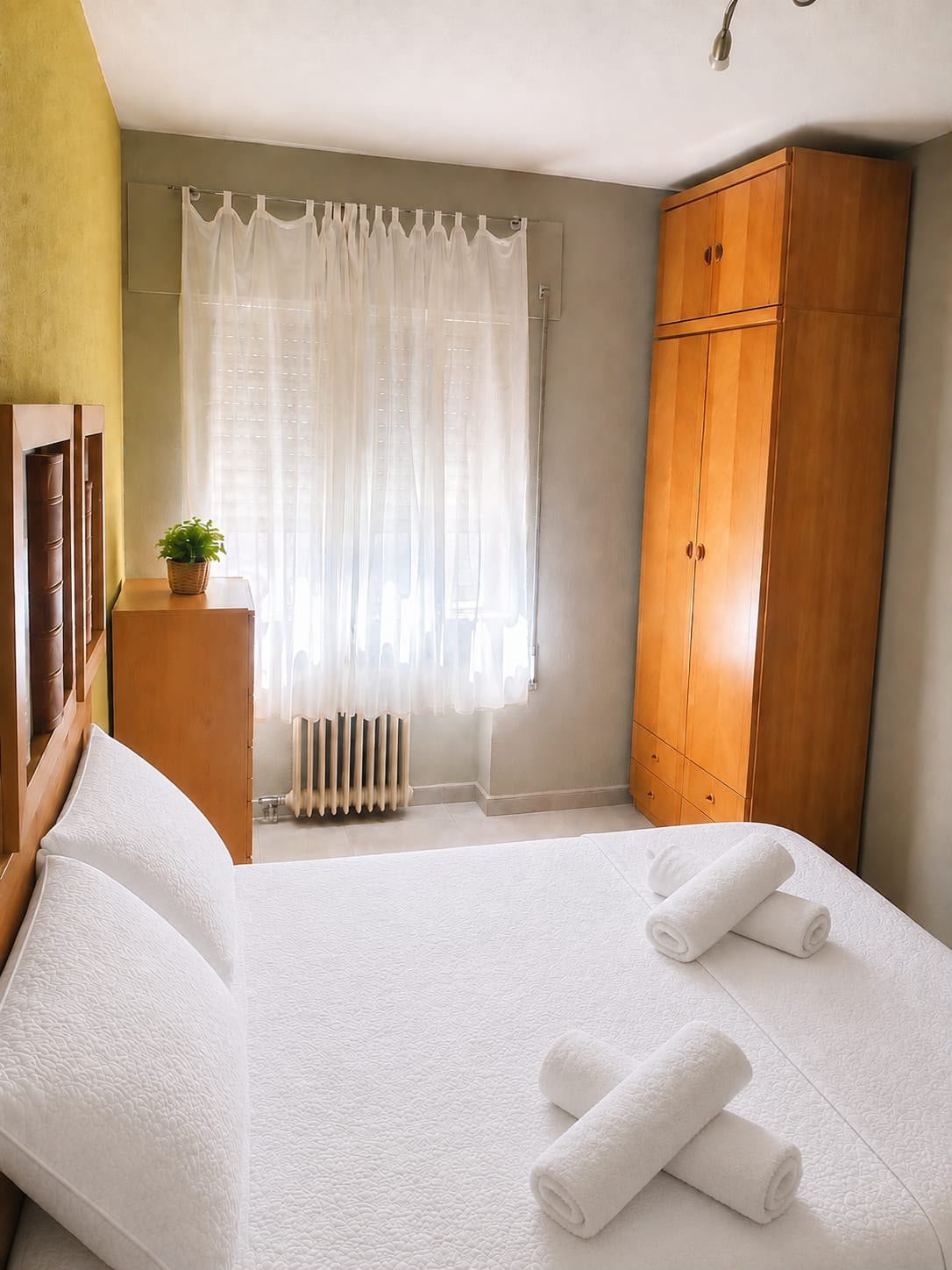 Habitación, otro ángulo, con cómoda y ventana