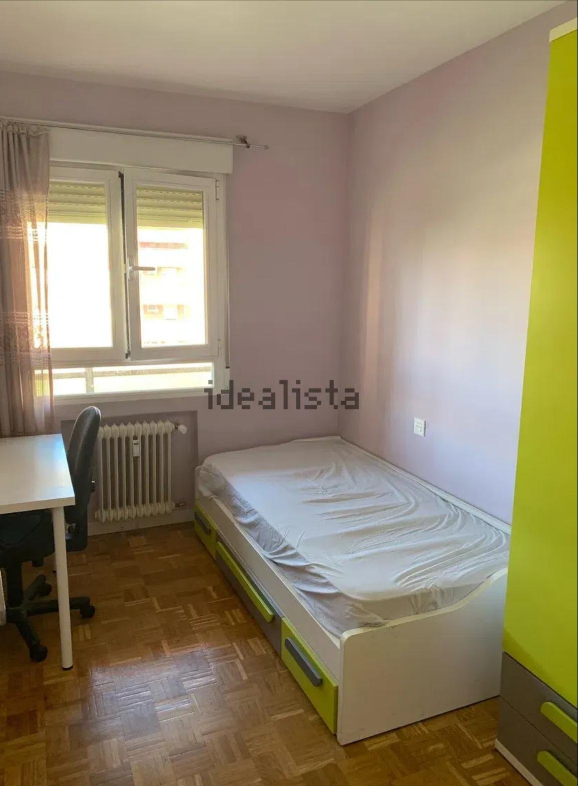 Habitación con cama, escritorio y armario