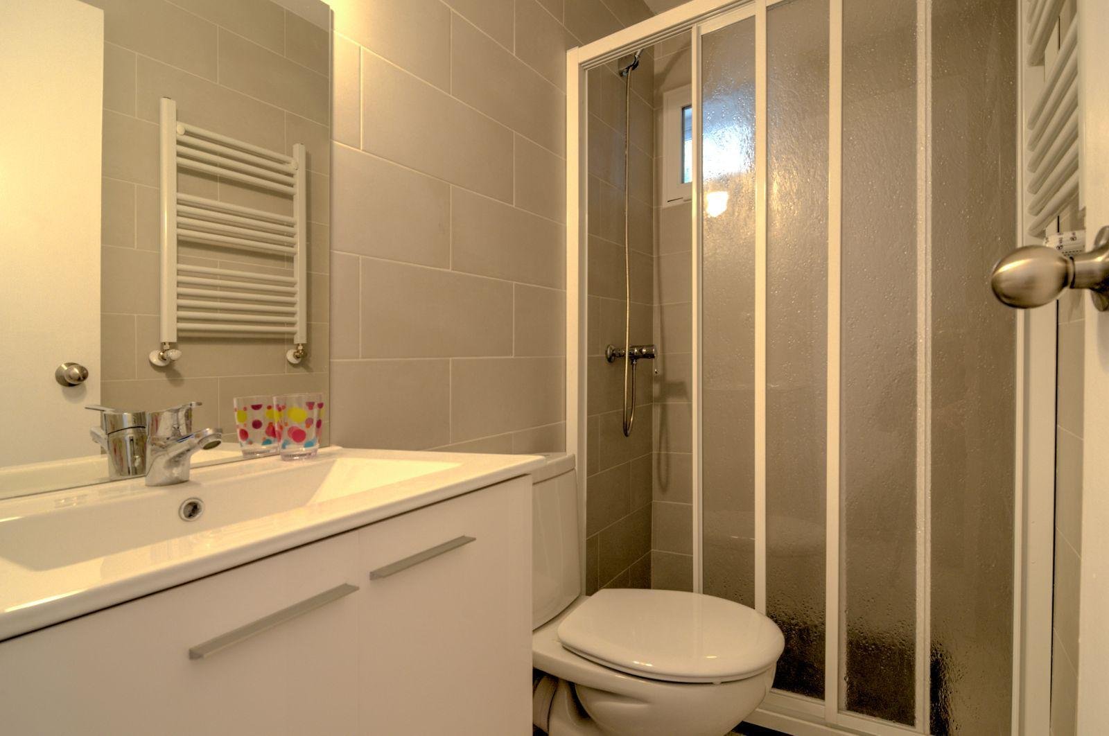 Baño completo con ducha y toallero