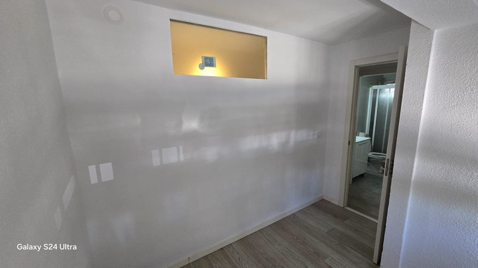 Habitación sin amueblar, con ventana