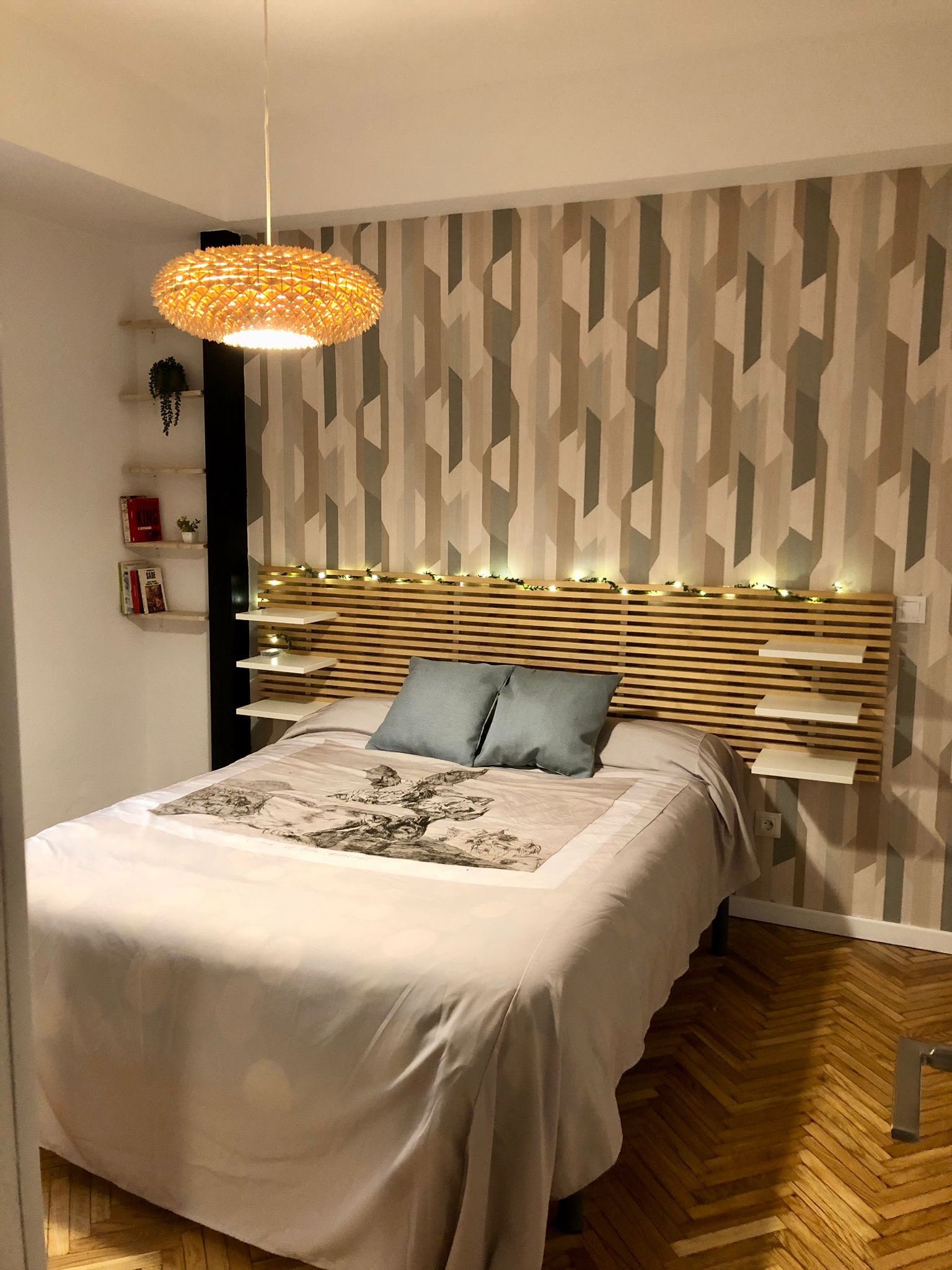 Habitación con cama de matrimonio y cabecero de madera