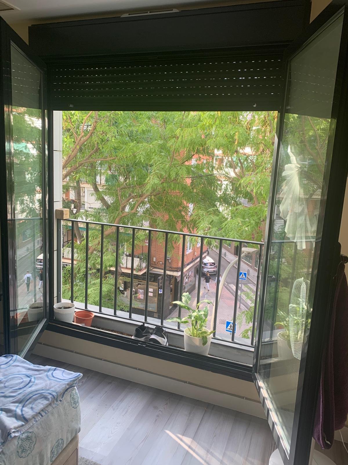 Balcón con vistas a la calle, zona muy verde